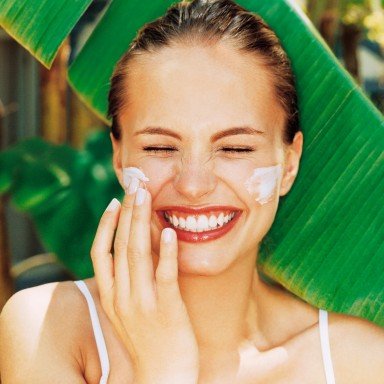 woman-putting-sunscreen-face.jpg